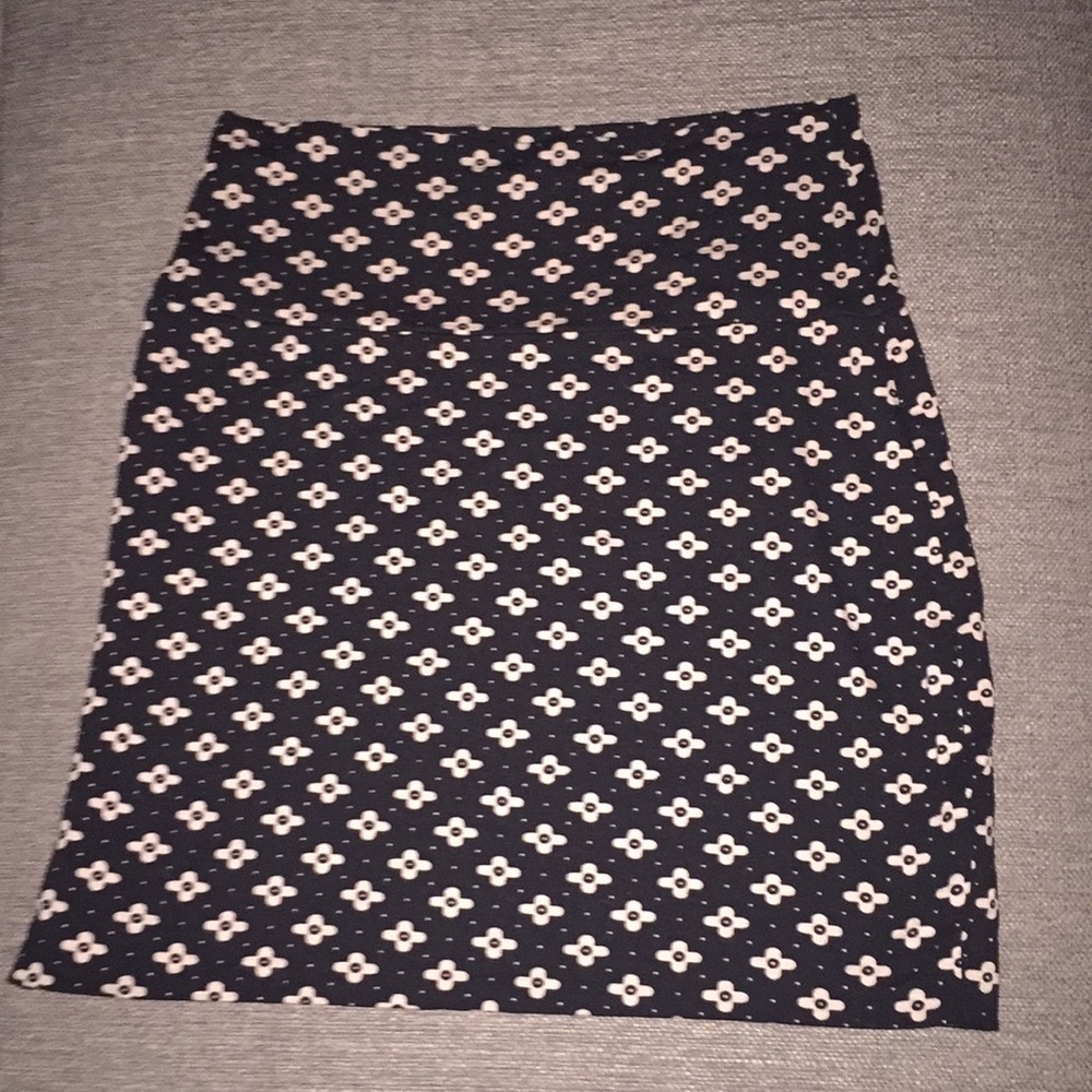 Forever 21 black skirt with cream flower size M